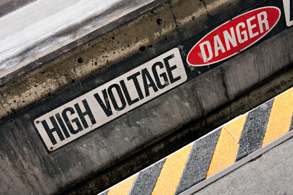 danger high voltage warning sign with black and yellow hazard stripes StvxYZu0Ho